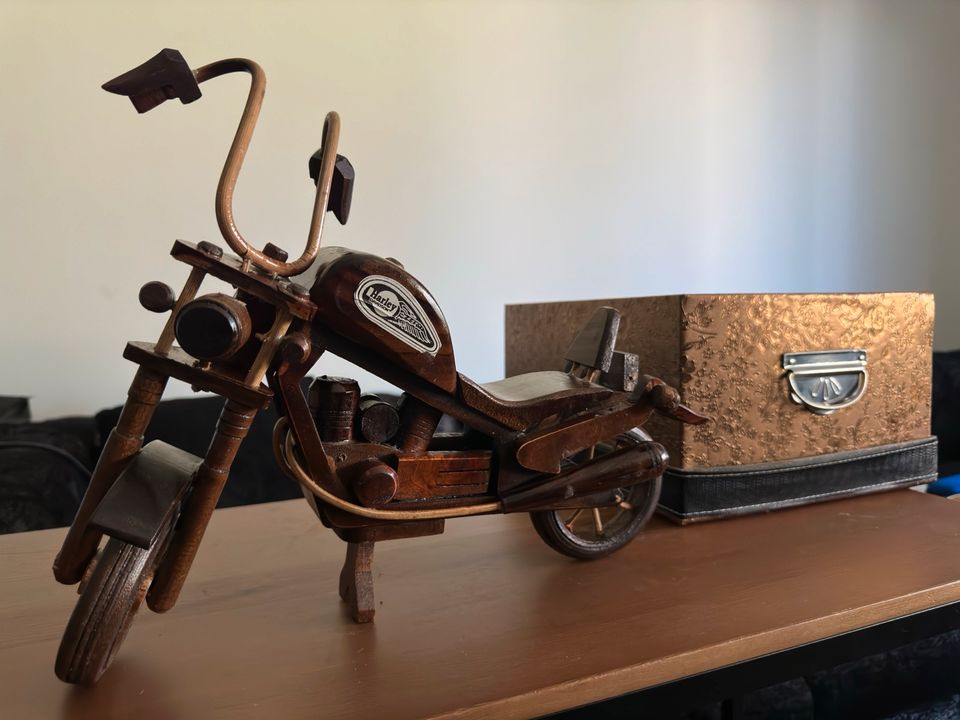 Handgemachte Holzdekoration - Motorradfigur in Köln