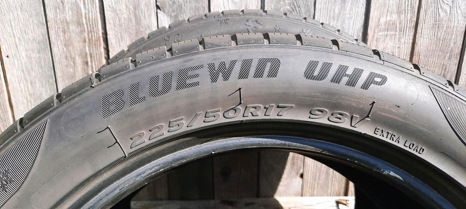 2x Winterreifen 225/50R17 98V Superia Blue Win DOT3719  5,5-6,9mm in Pronstorf