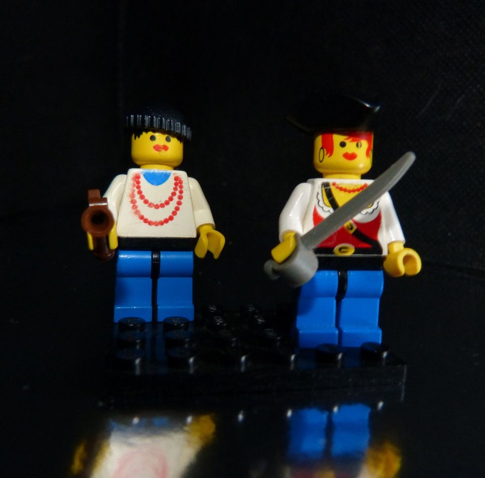 LEGO Konvolut Piraten, 2 LEGO Figuren Pirat mit LEGO Platte 4 x 6 in Seevetal