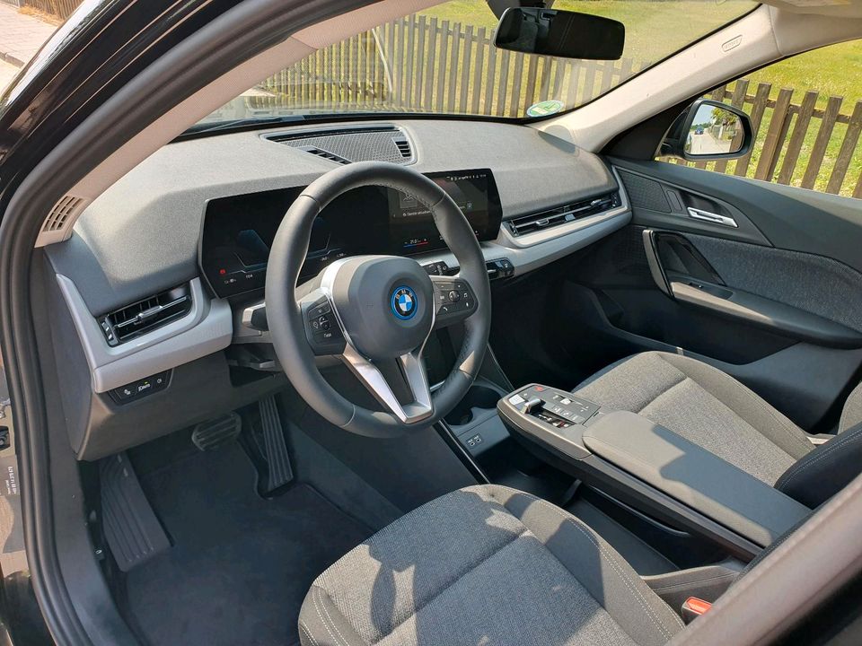 BMW iX1 xDrive30, 4300km, tolle Ausstattung, 05/2023, neuwertig in Moosinning