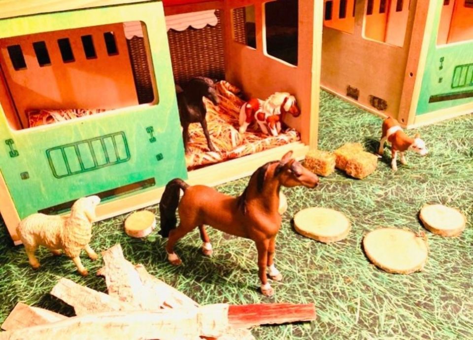 Schleich Figuren ( Pferde), Stall und Koppel (2) in Bielefeld