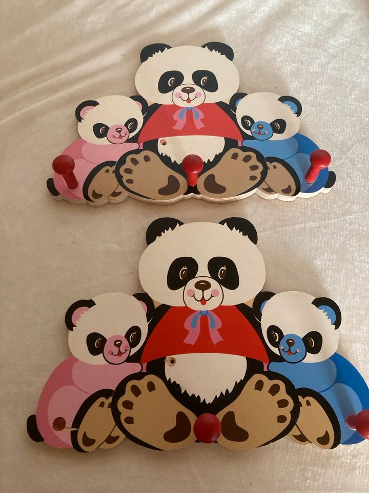 Garderobe /Kinderzimmer Holz bemalt Panda-Familie in Kist