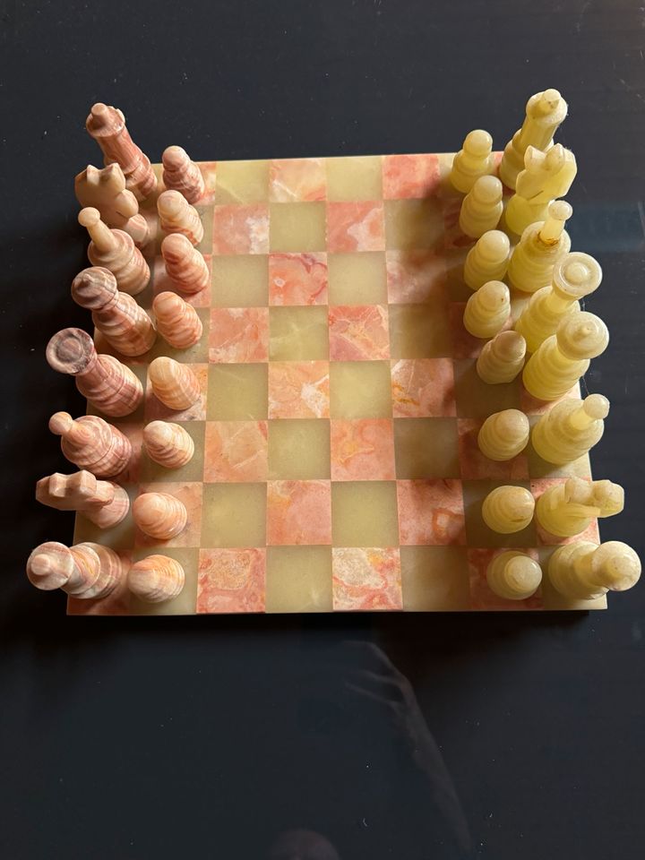 Schachspiel aus Marmor in Saarbrücken