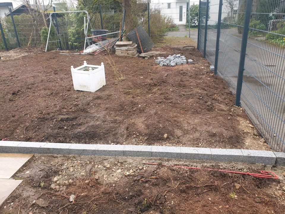 Biete Gartenhilfe Gartenarbeiten Pflasterarbeiten Zaunbau Rollras in Poing