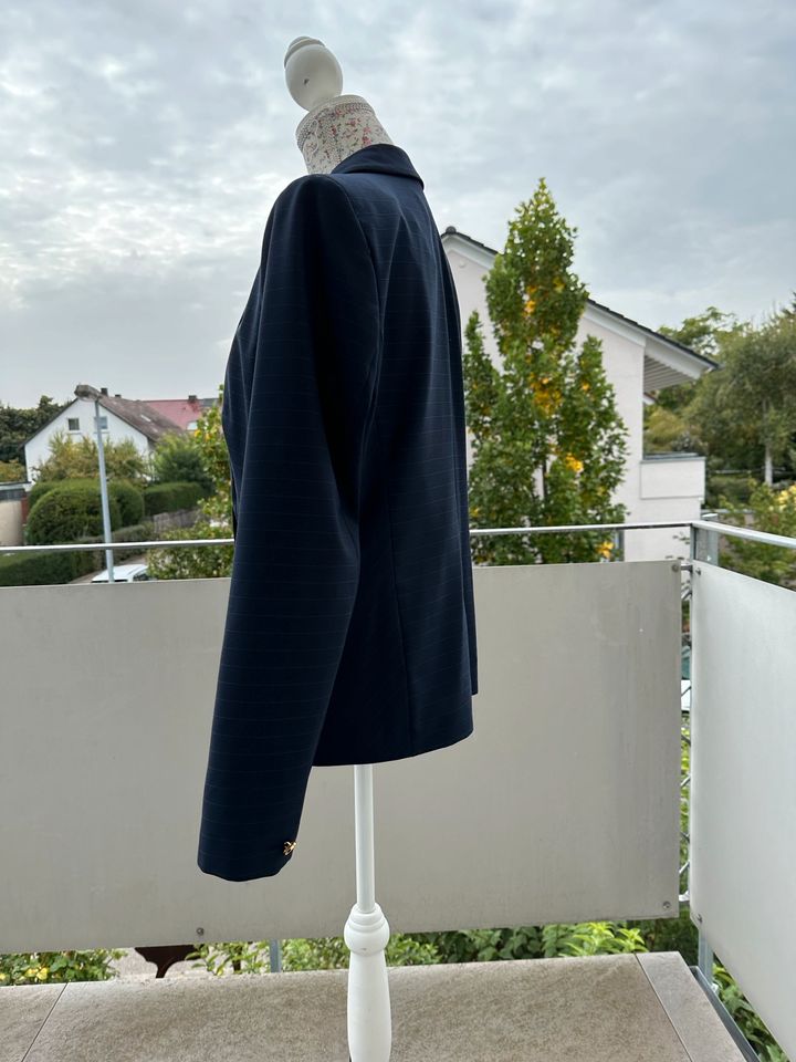 Blazer mit geschmackvollen Streifen und passende Hose / Anzug in Karlsruhe