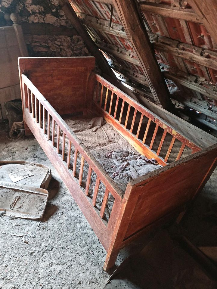 Altes Kinderbett in Südharz