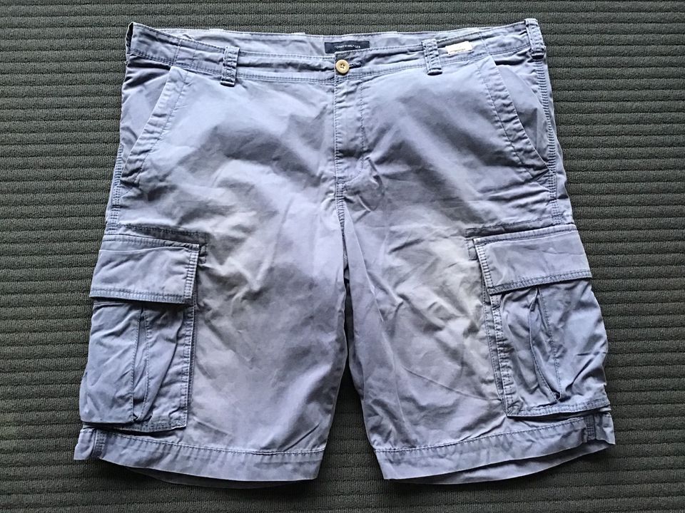 Hilfiger Herrenshort Jeansgröße 44 Relaxed Fit in Bünde