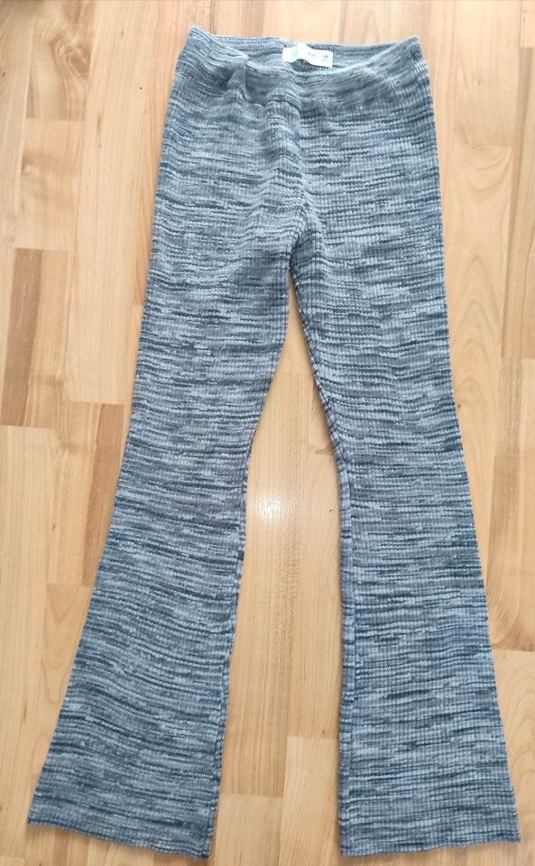 Strickhose mit Schlag ZARA 140 in Troisdorf