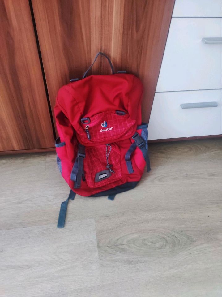 kleiner Deuter-Rucksack in rot in Magdeburg