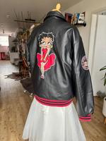 JACKE Guess Originals x Betty Boop 2022 Collaboration Köln - Kalk Vorschau