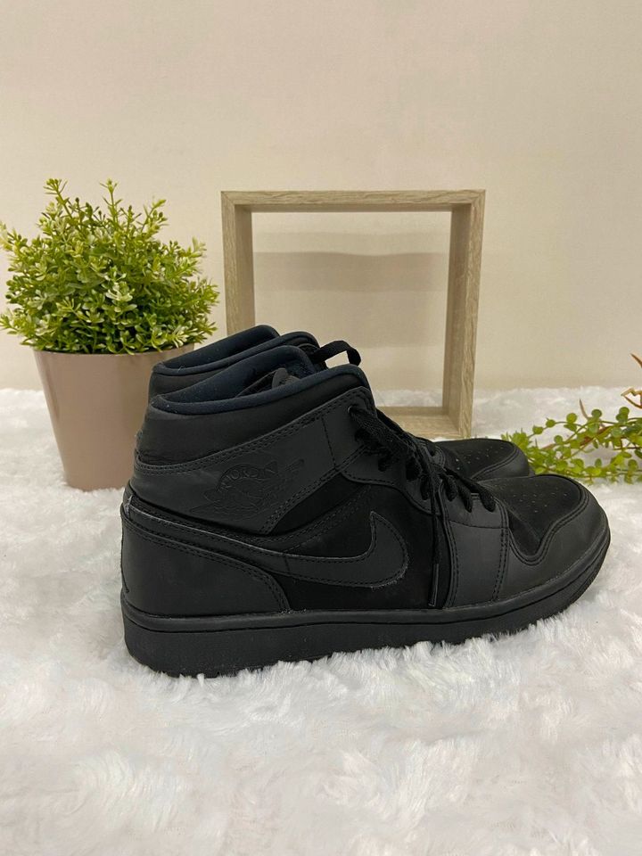 Sportschuhe Sneaker Nike Jordan 1 Mid schwarz Gr. 42,5 gebraucht in Saarbrücken