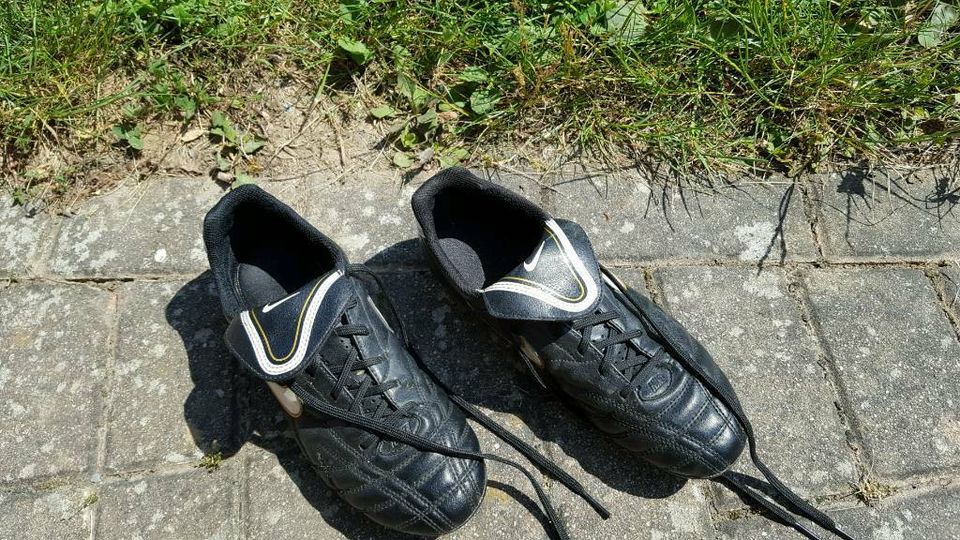 Nike Stollenschuhe Größe 38,5 in Wiesloch