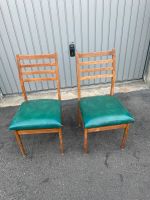 Zwei Vintage Holzstühle mit grünem Leder-Bezug Stuttgart - Möhringen Vorschau