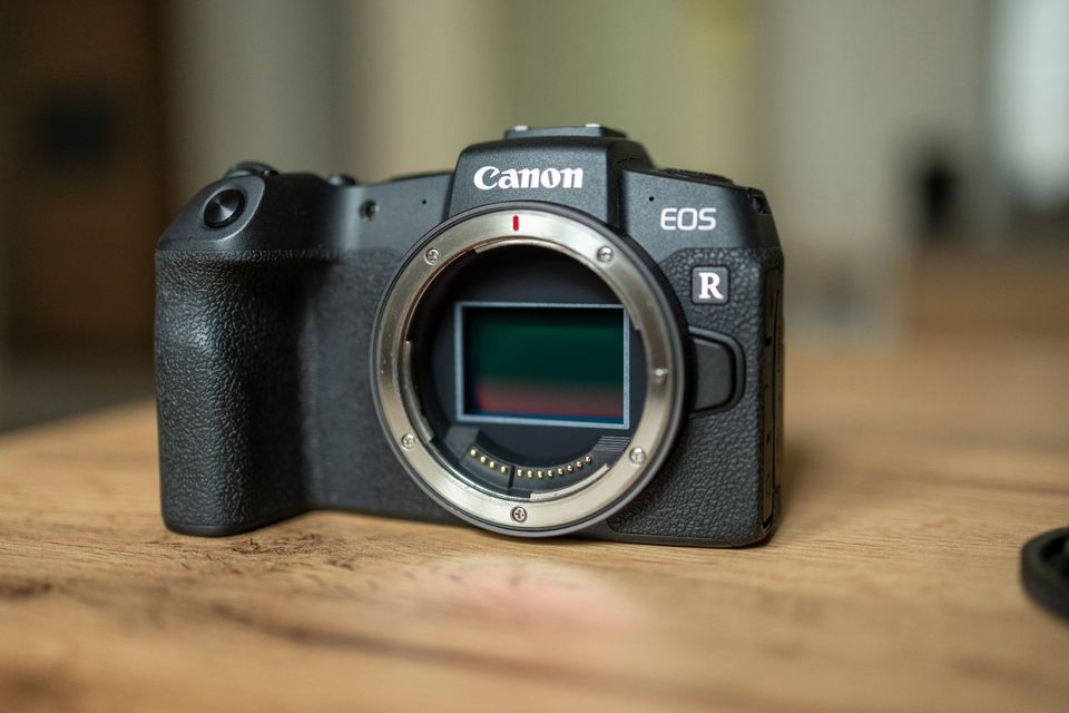 Canon EOS RP Body mit 2 Akkus und Zubehör in Trebgast