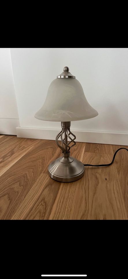 Lampe / Tischlampe Silber / Glasschirm in Potsdam