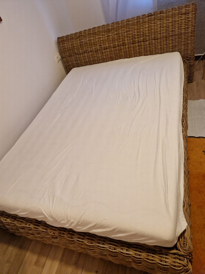 Gebrauchtes Rattan-Bett (200cm x 140cm) mit Lattenrost in Bruchköbel