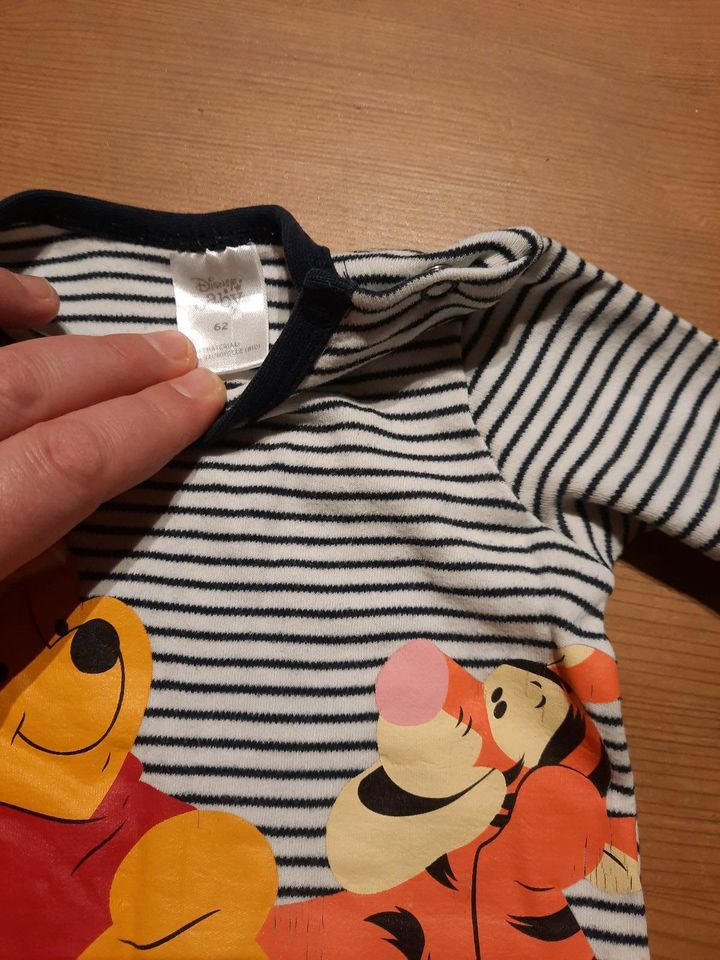Schlafanzug Winnie Pooh Disney Gr. 62 Einteiler mit Fuß in Leipzig