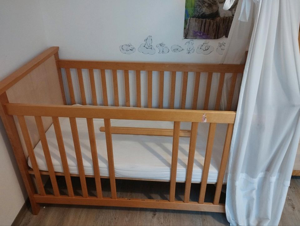 Babybett Holz Teilmassiv mit Matratze in Zwickau