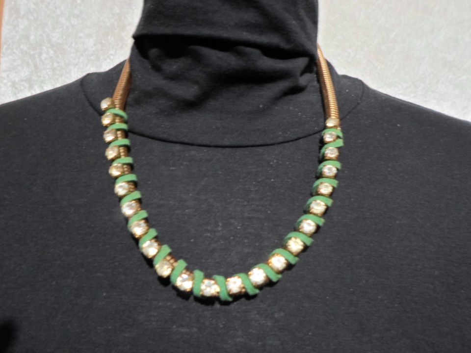 Halskette gold mit Strass-Steinen + Lederband oliv Modeschmuck in Rödermark