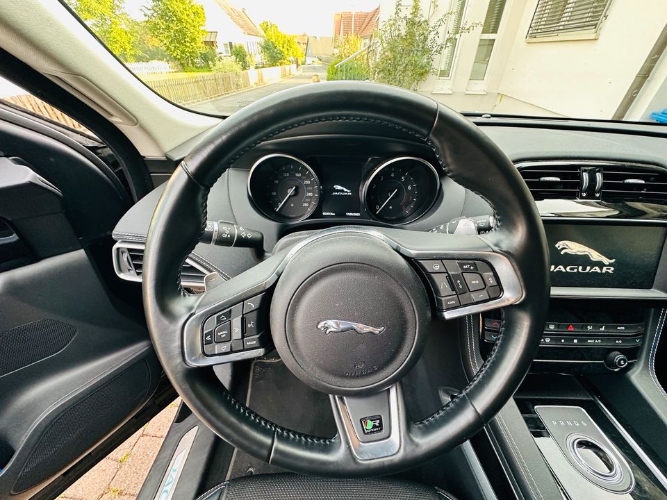 Jaguar F-Pace 25t R-Sport AWD // Winterpaket // 10“ TouchPro in Mellrichstadt