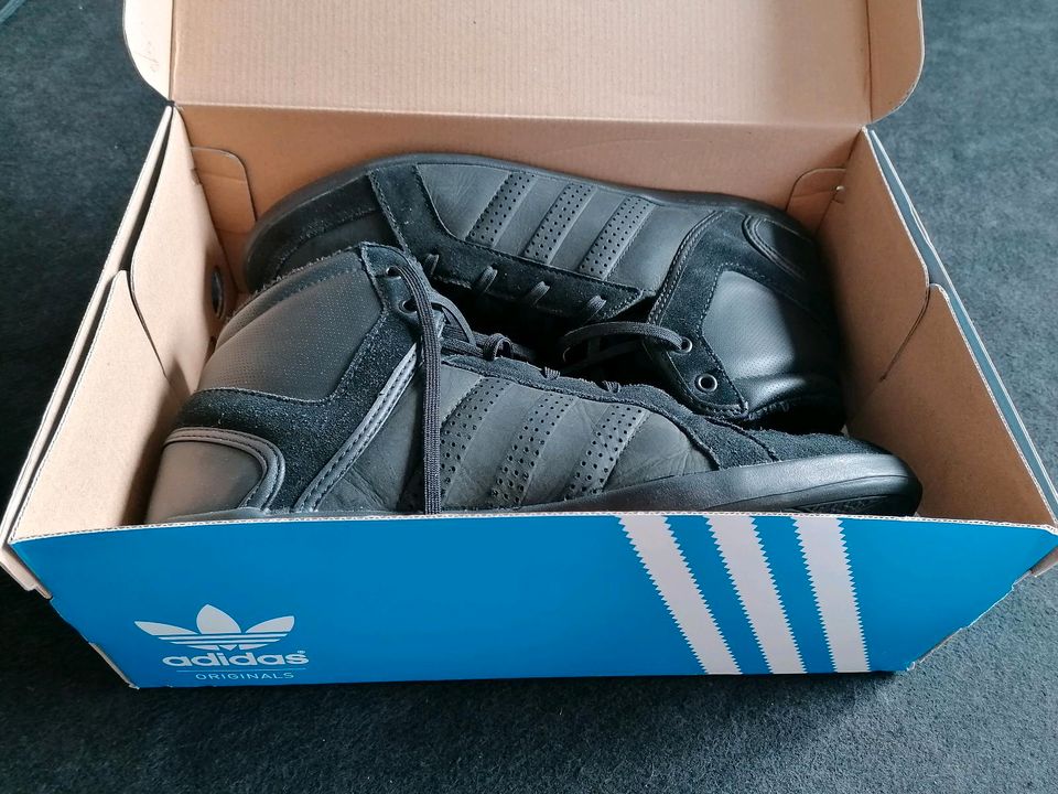 Adidas Sneaker Sportschuhe 42.5 schwarz Winterschuhe Herrenschuhe in Weyhausen