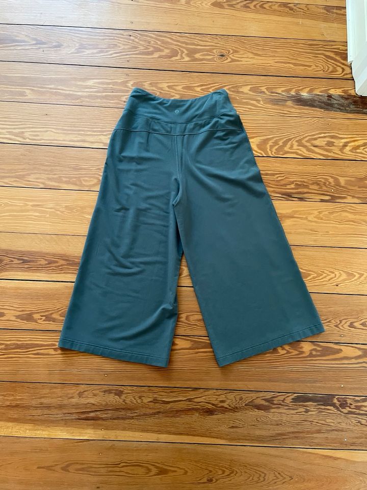 Neu! Lululemon Hose mit weitem Bein cropped grau grün Gr. S in Kiel