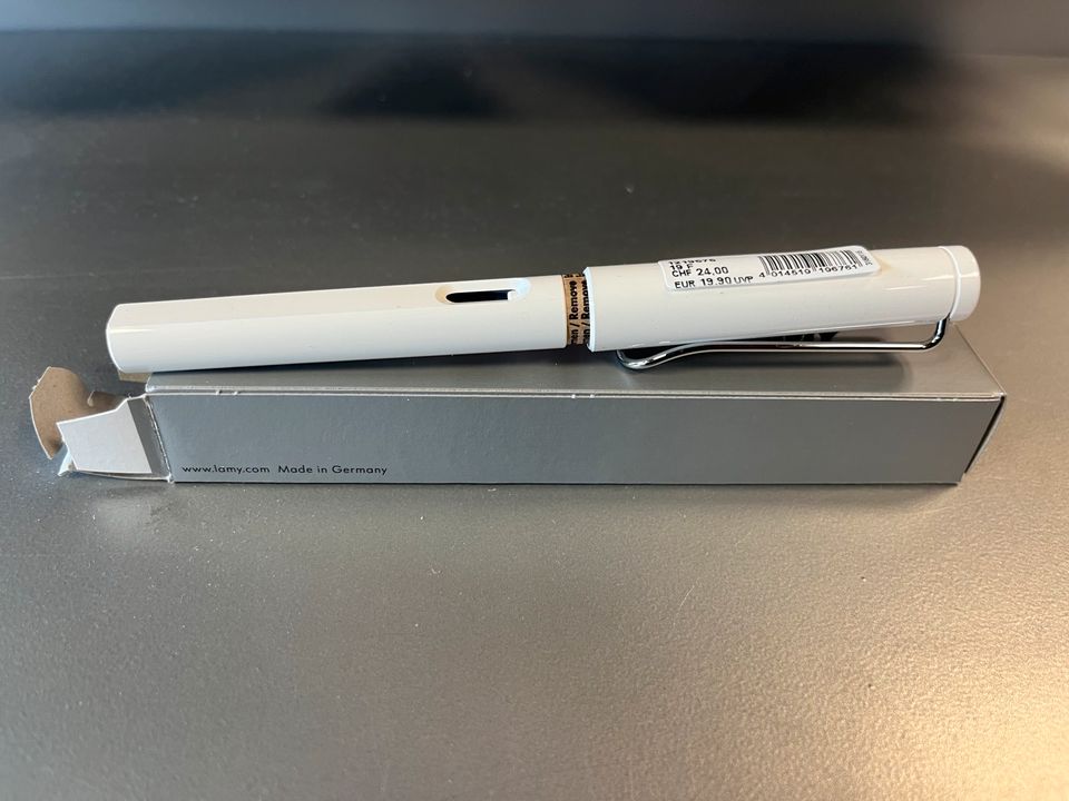 LAMY Safari white Füllhalter 19 F-Feder! in Meerbusch