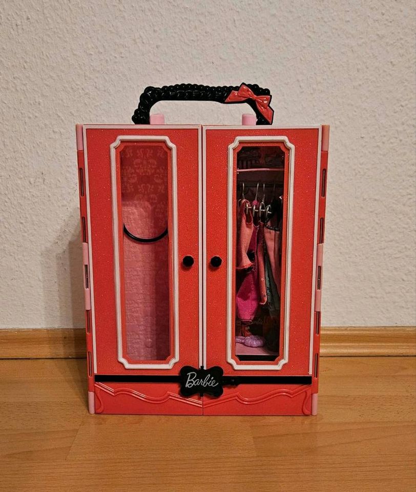 Barbie Kleiderschrank inkl. Zubehör in Dresden