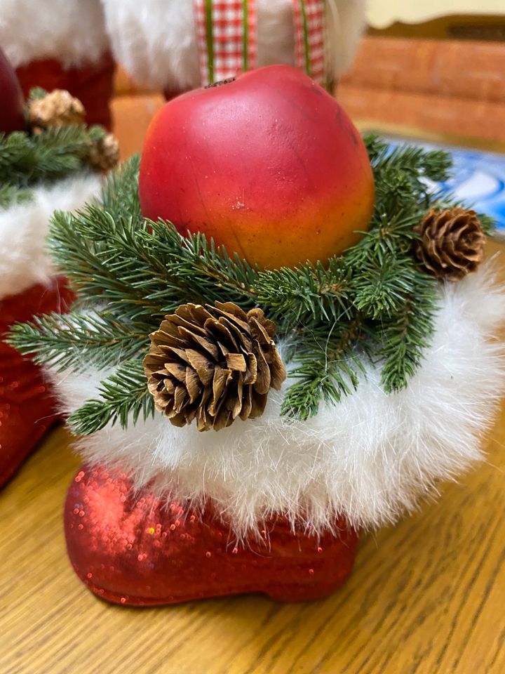 Weihnachtsdeko Stiefel 2 Große + 3 kleine ab 8 Euro in Elsdorf