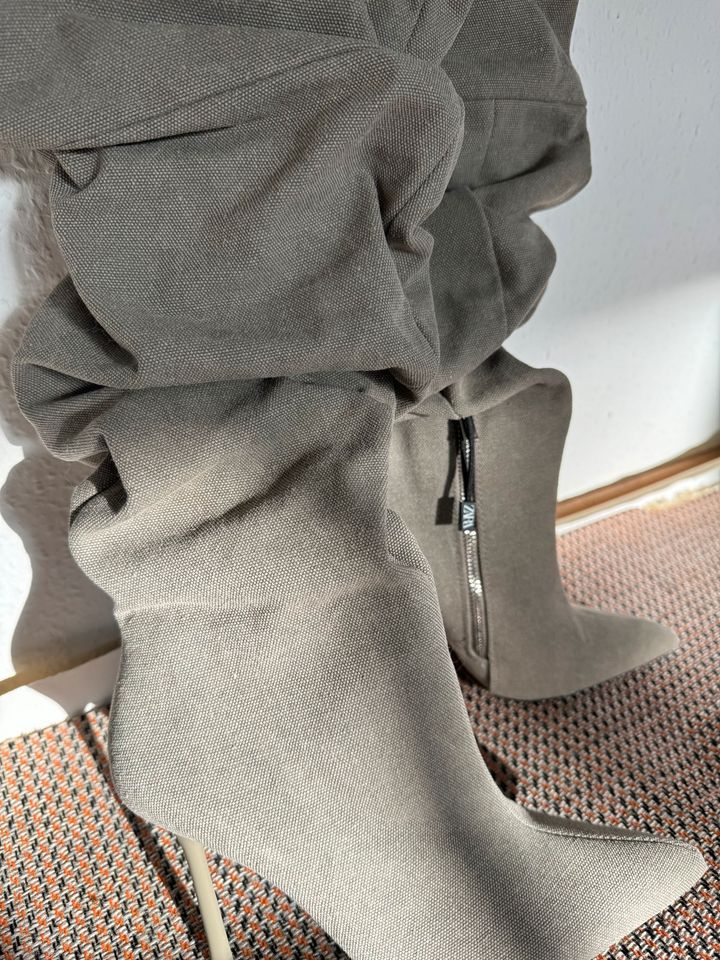 Zara Stiefel beige grau high heel highheel neu overknee Stoff in München