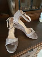 Golddurchwirkte beige UNISA Wildleder-Sandaletten Gr. 38 Hessen - Biebergemünd Vorschau