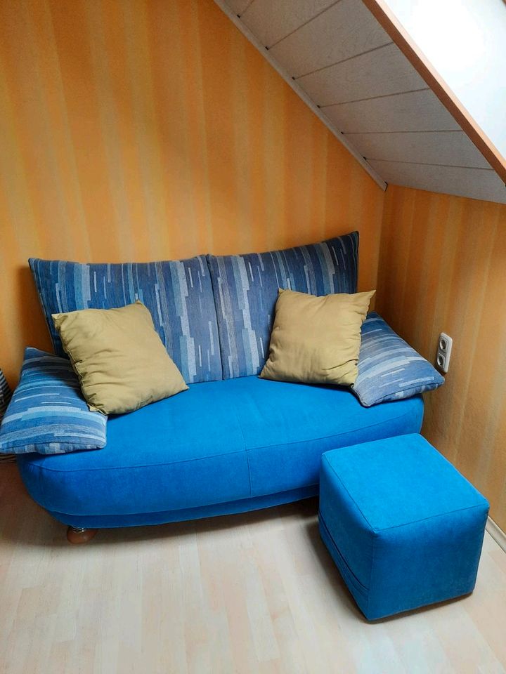 kleine blaue Couch inkl. Sitzhocker in Coswig