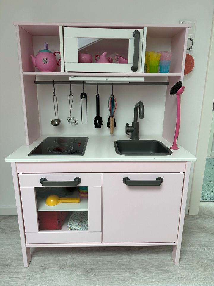 Ikea Kinderküche Duktig in Rosa mit viel Zubehör und Licht in Harrislee