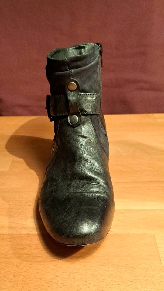 2 Paar Stiefel in schwarz oder bordeaux Gr. 38,5 und 39 in Bremen