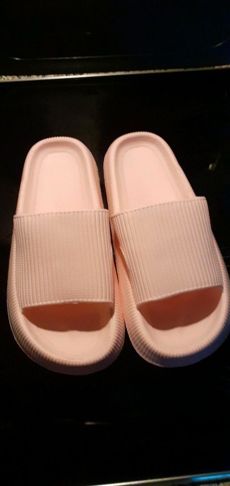 Cloudyzz Pantoletten Slipper Rosa neu Gr. 38/39 die Echten in Meckesheim