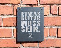 SCHIEFERTAFEL "ETWAS KULTUR MUSS SEIN" 20X25CM RAMMSTEIN Thüringen - Sonneberg Vorschau