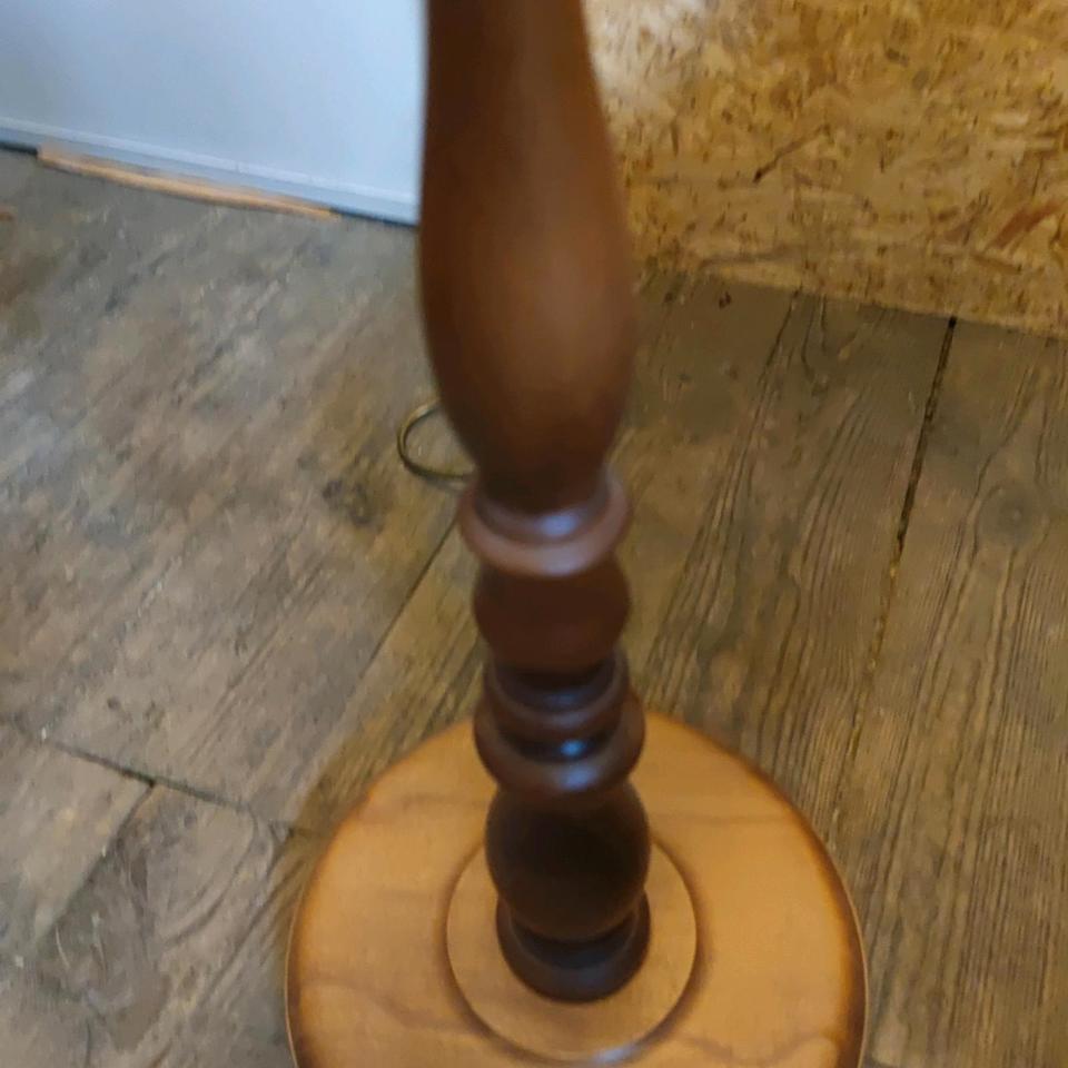 Antike Stehlampe mit großem Lampenschirm massivholz Messing in Braunfels