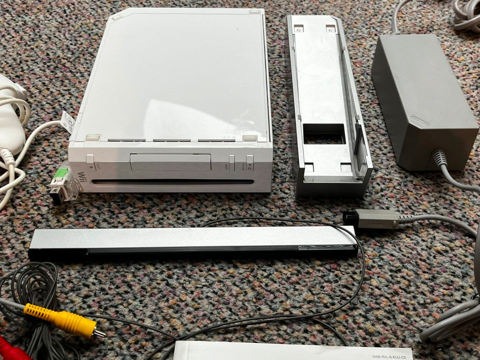 Nintendo Wii Konsole mit Zubehör in Langerwehe
