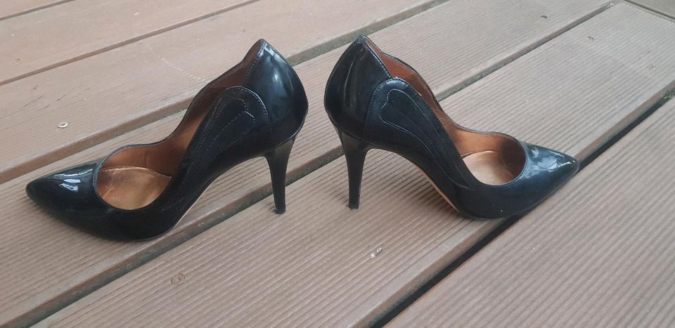 Escada Pumps schwarz glänzend - mit Schuhtasche und Verpackung in Steinbach