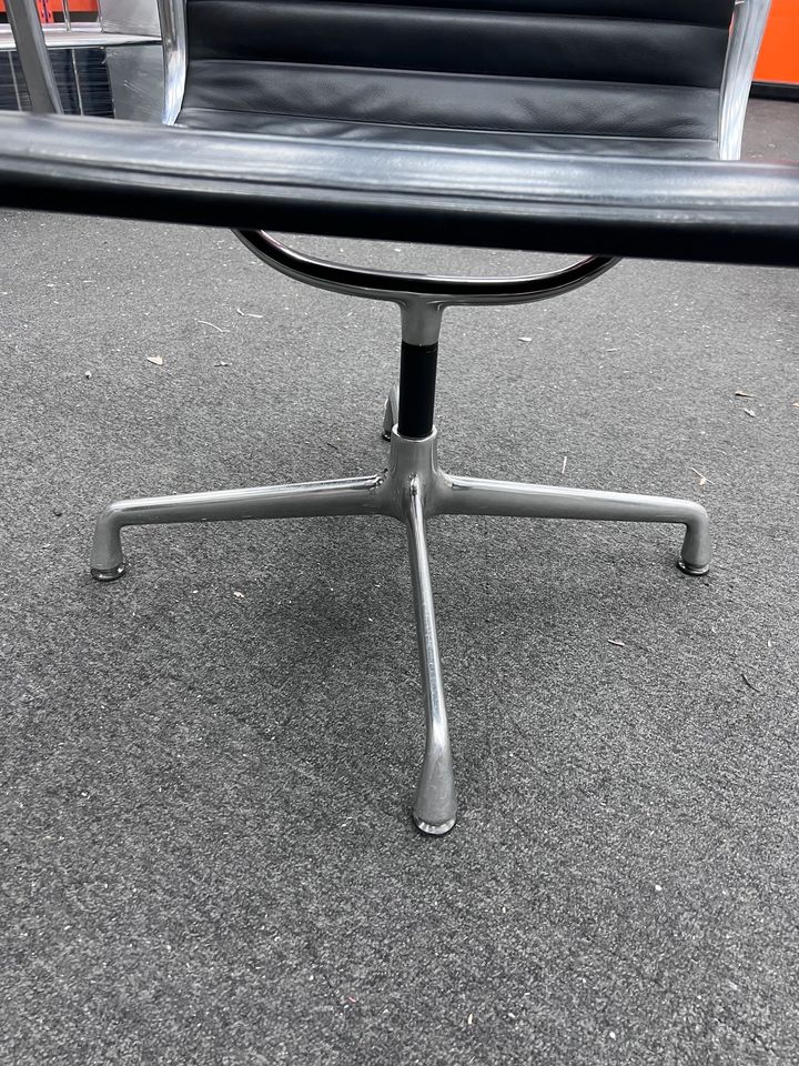 Vitra EA-107 Chair Konferenz-Stuhl Büro poliert Leder schwarz in Offenbach