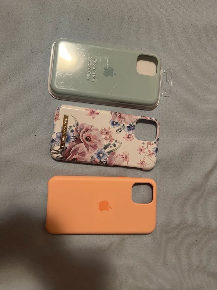 iPhone 11 Pro Hüllen von Ideal of Sweden und Original von Apple in Northeim