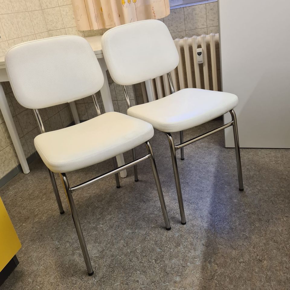 Tisch und Leder Stühle weiß rechteckig in Berlin