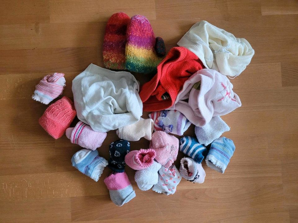 Socken, Strumpfhosen, Stoppersocken zu verschenken in Lörrach