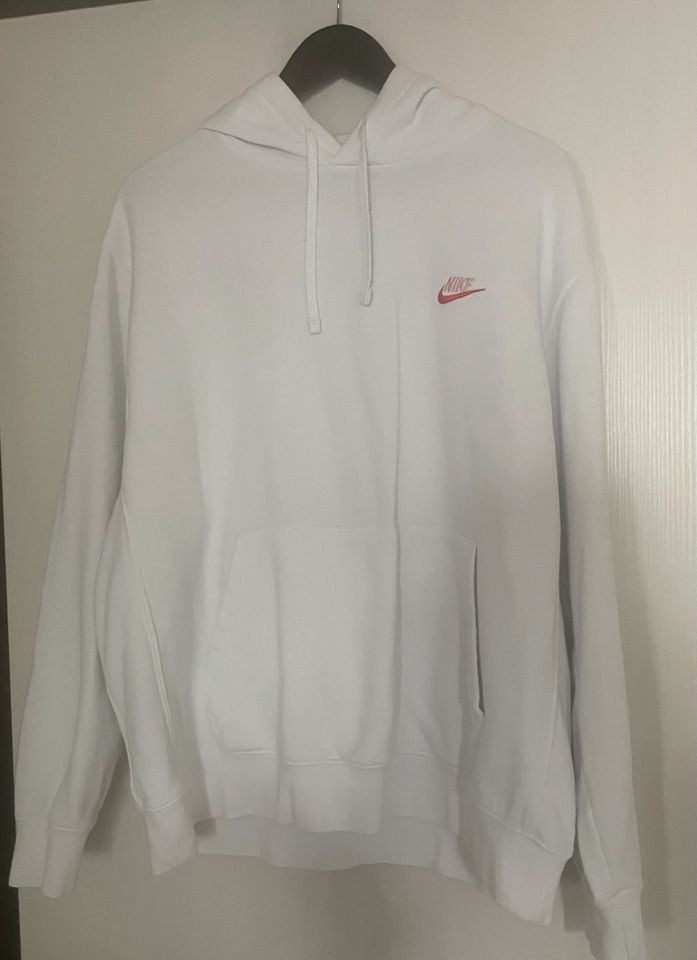 Nike Hoodie in der Farbe weiß mit rotem Schriftzug in Hamburg