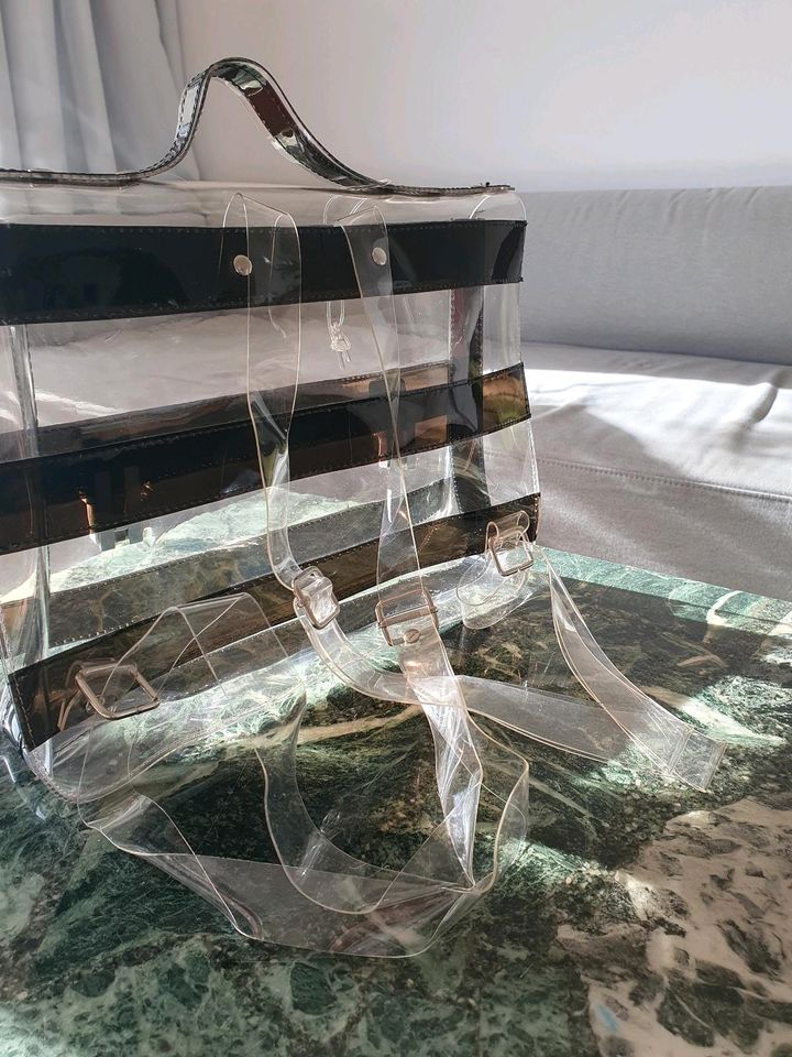 Stylische Tasche in Schulranzenform aus transparentem Material in Tübingen