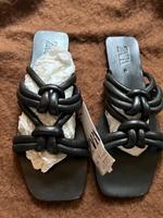 Flache Zara Sandalen Gr 42 aus Leder schwarz Nordrhein-Westfalen - Recklinghausen Vorschau