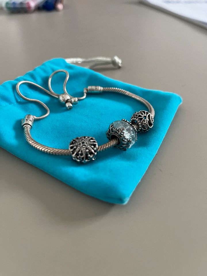 Pandora Armband mit 3 Charms in Wiesbaden