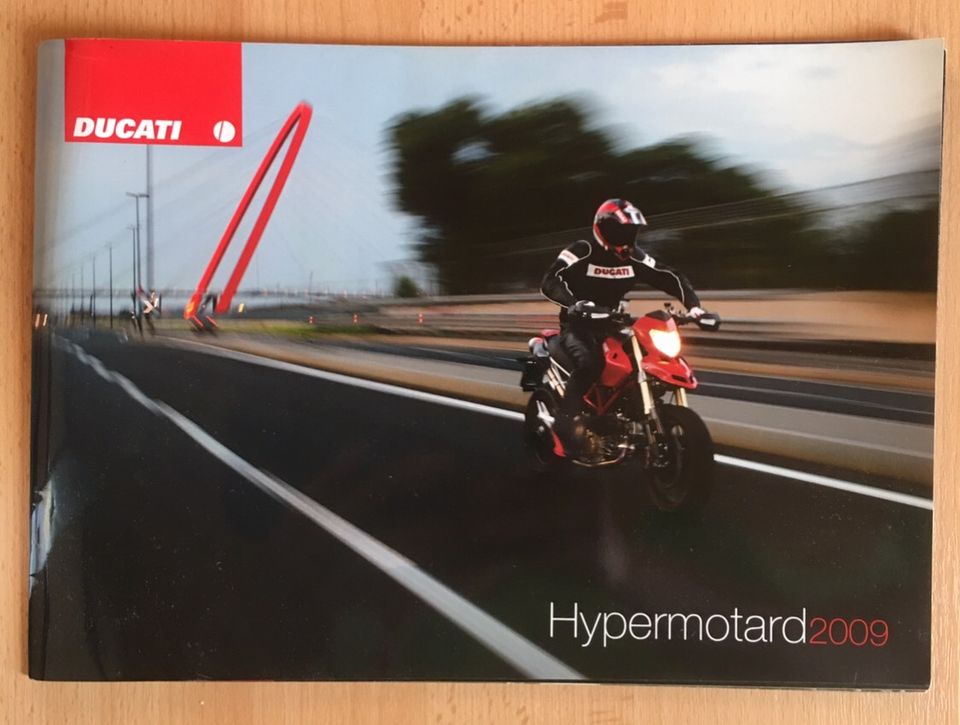 Ducati Hypermotard 2009 Prospekt Motorrad in Regen