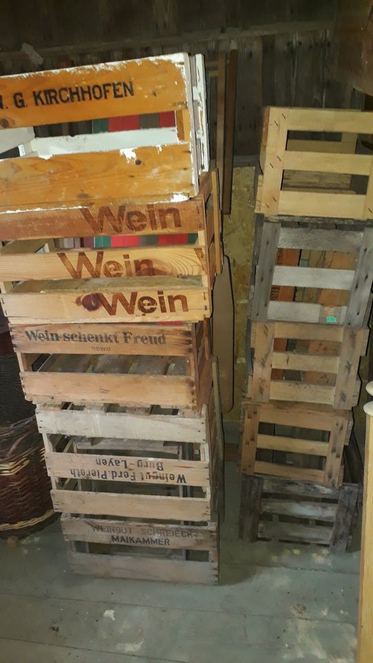 Alte Weinkisten in Weingarten