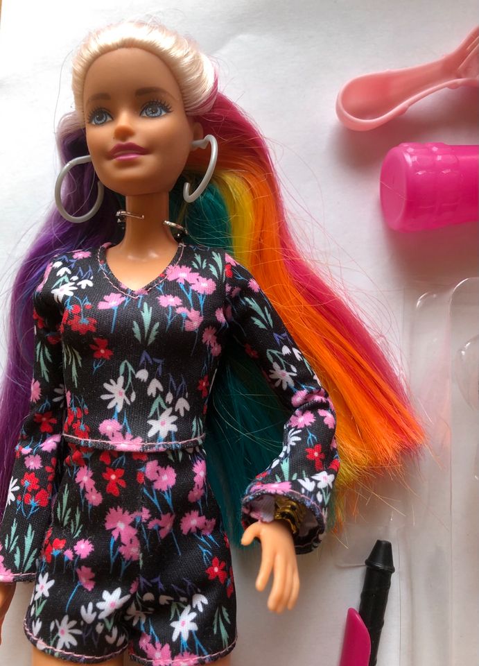 Barbie Puppen, Wellen- und Locken-Spaß, mit viel Zubehör in Rodenberg